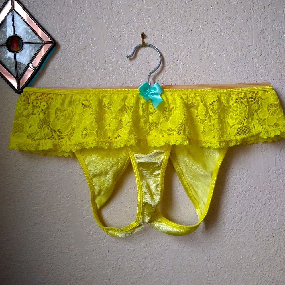 Yellow lingerie set 💛 crotchless